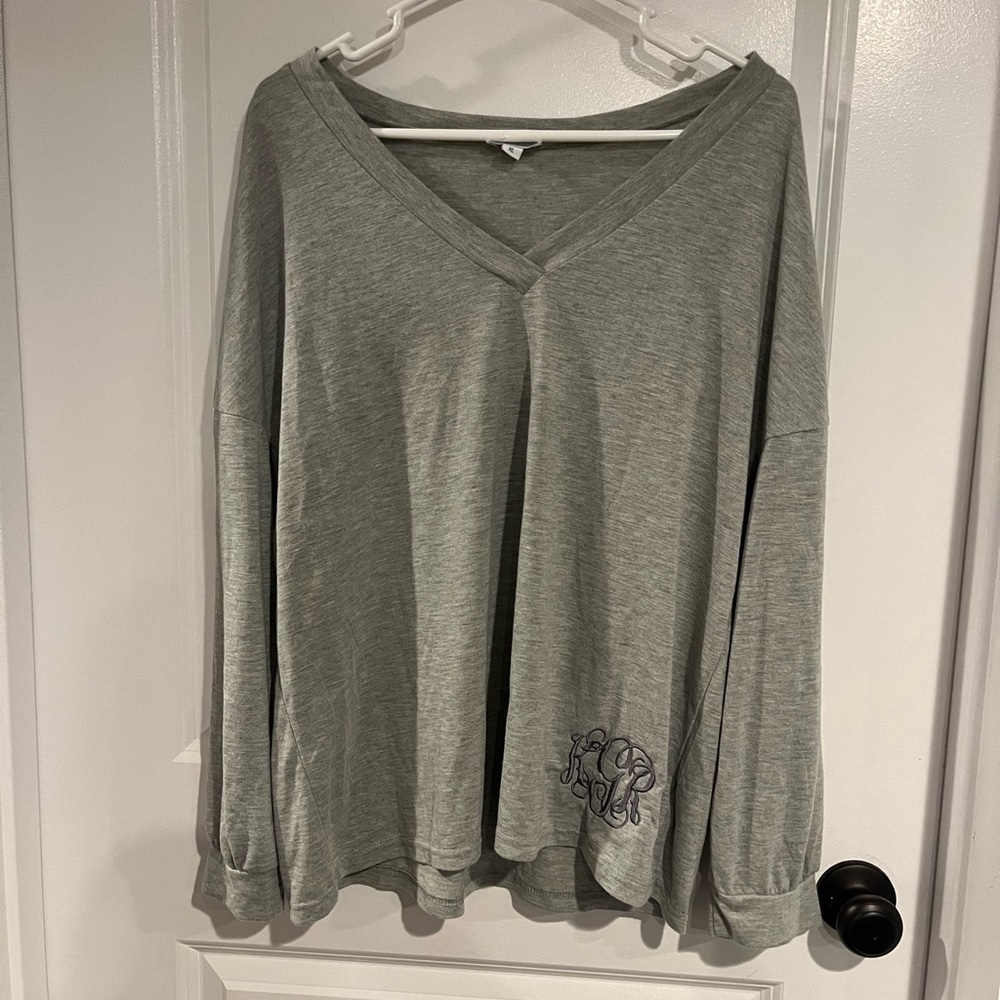 gray long sleeve shirt